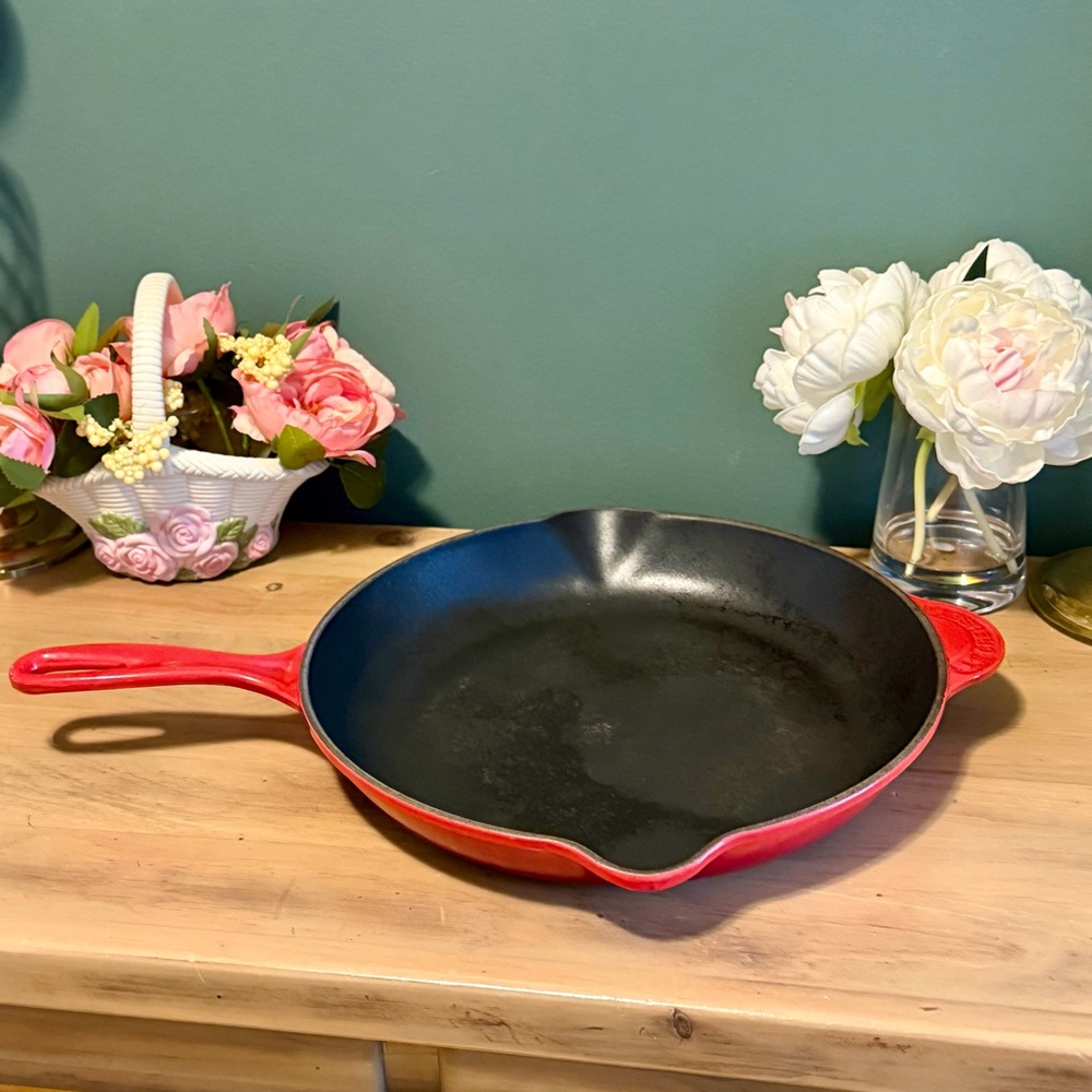 Le Creuset France 26 Red Cast Iron Double Spout Skillet 10” | Red Era Swiftie